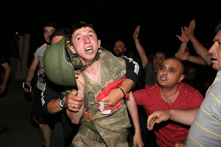 Türkische Männer kämpfen mit Soldaten um Militärputsch zu verhindern 