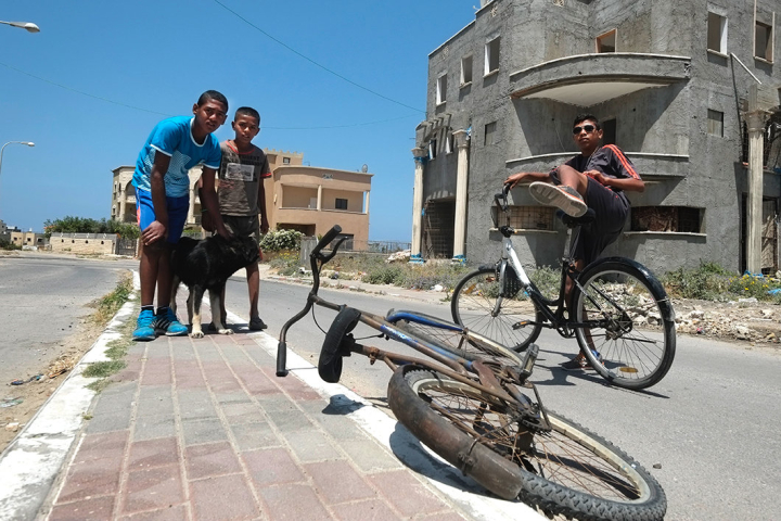 Jungs miot Rädern auf der Strasse in Jisr az-Zarqa