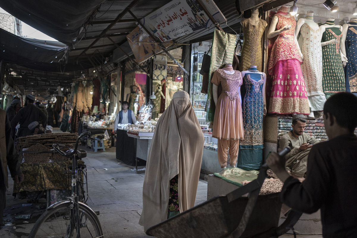 Eine vollverschleierte Frau auf einem Markt in Kandahar