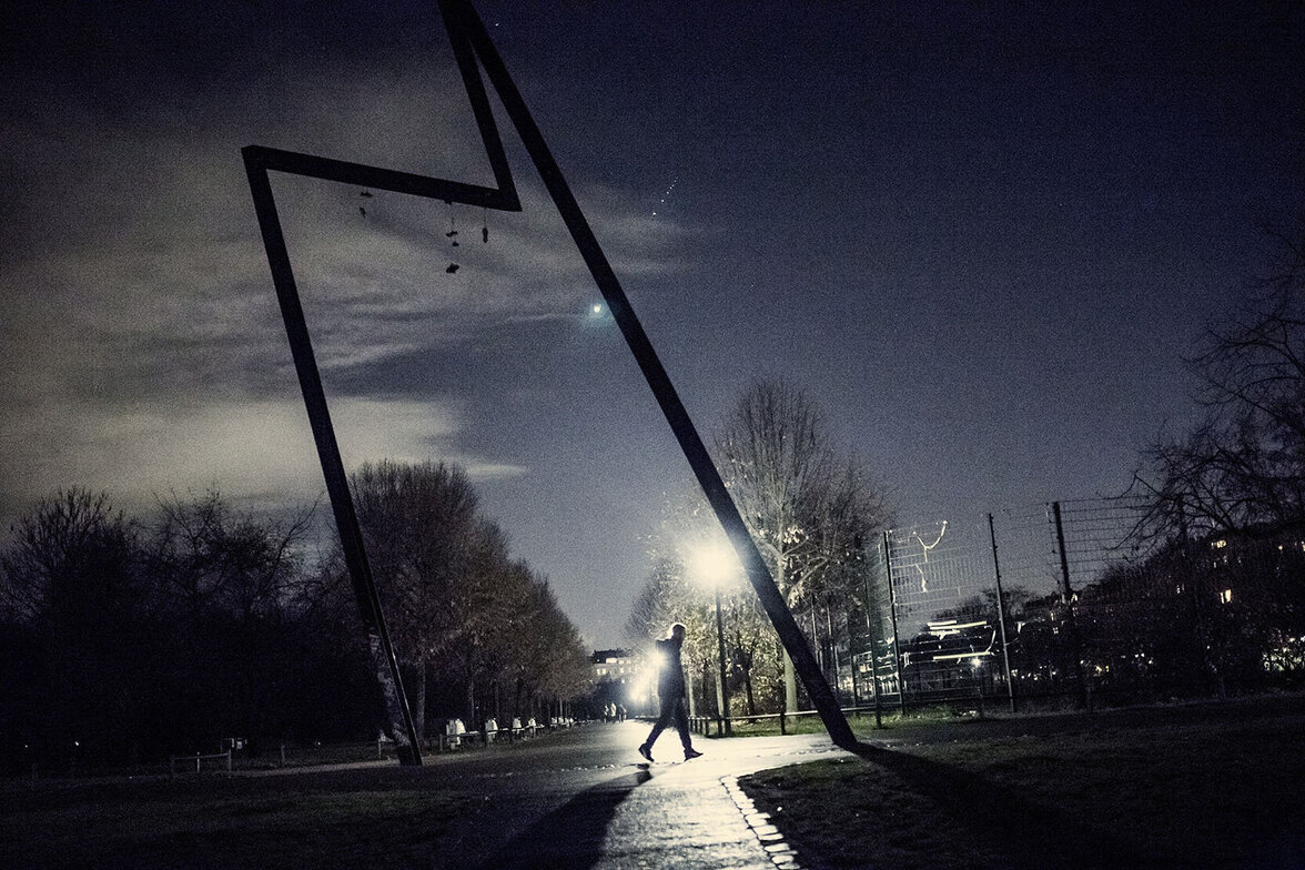 Ein Mann läuft durch den dunklen Görlitzer Park in Berlin