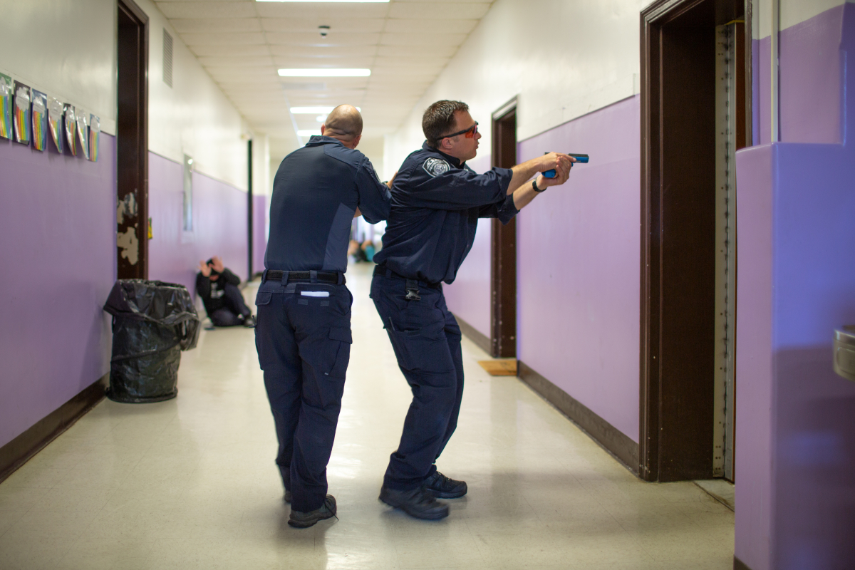 Polizisten bei einem Sicherheitstraining mit einem simulierten Amoklaufs in einem Schulflur