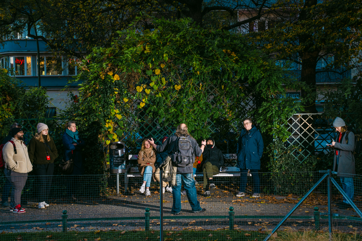 Dieter Bichler und die querstadtein Teilnehmerinnen am Savignyplatz