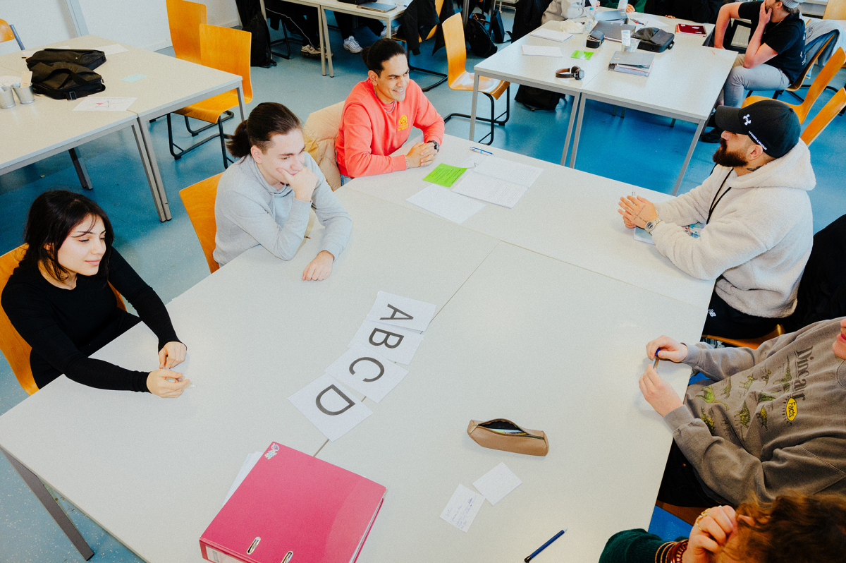 Schülerinnen sitzen um einen Tisch