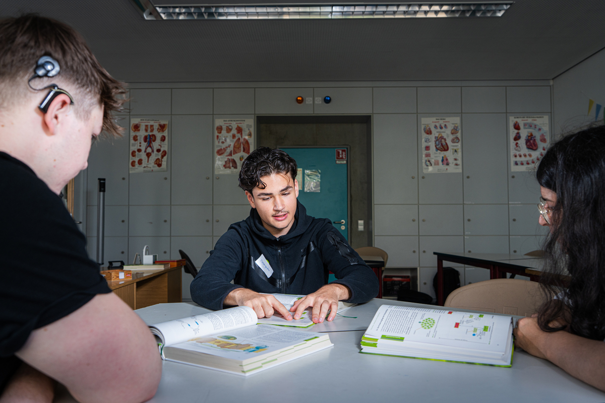 Artur, Can und Hanin beim lernen