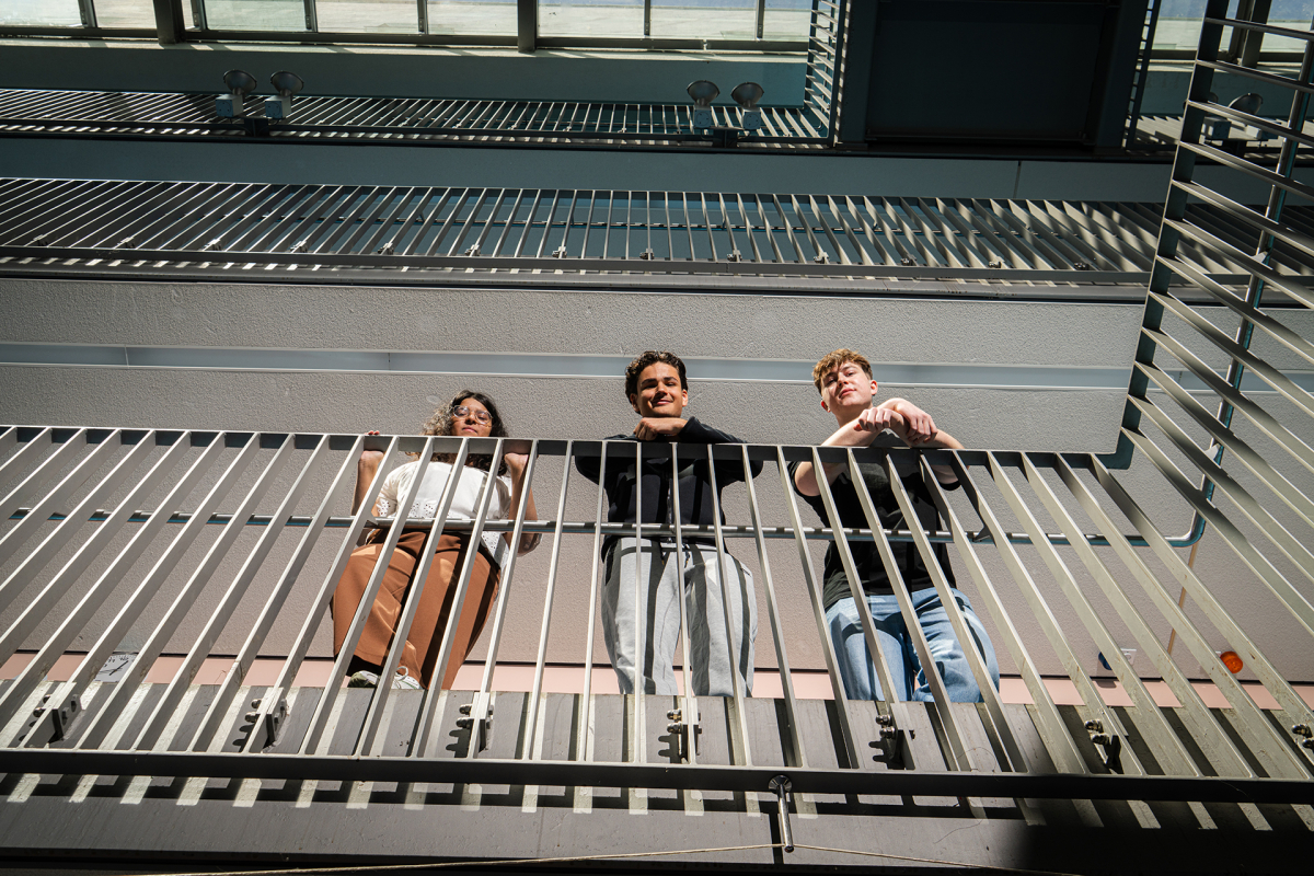 Artur, Can und Hanin auf der Treppe der Schule