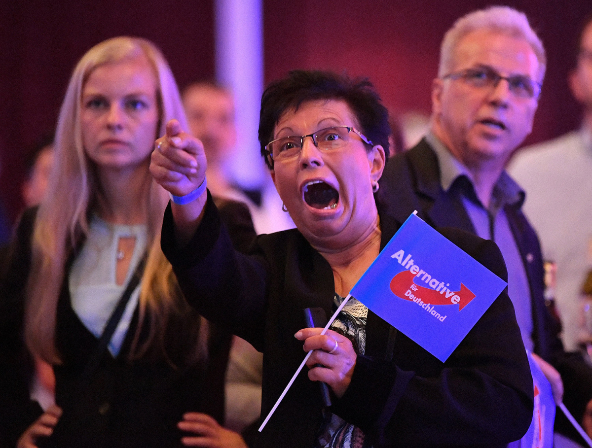 Frau auf einer AfD Wahlparty in Erfurt 