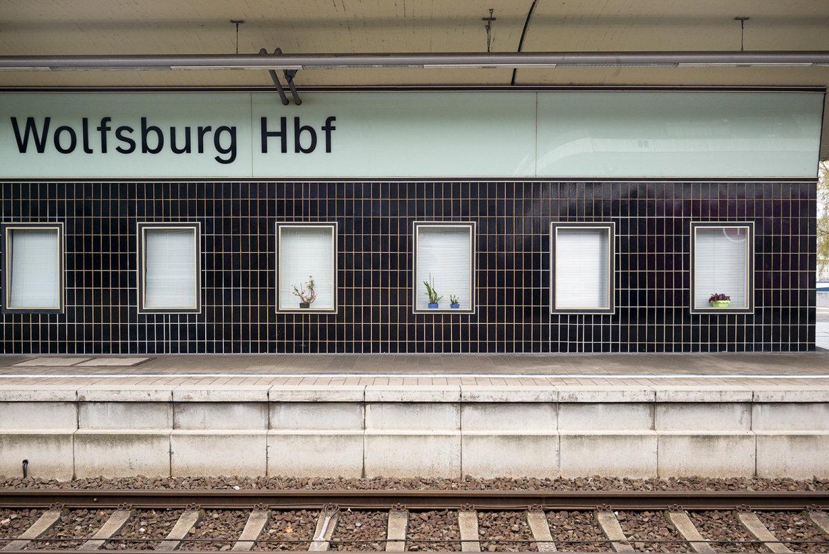 Der ICE Bahnhof in Wolfsburg liegt auf der Strecke von Hannover nach Braunschweig und Berlin. Die Gebäude am Bahnsteig greifen die Gestaltung auf, die der französische Künstler Daniel Buren für den Boden des Bahnhofsgebäudes entwickelt hat