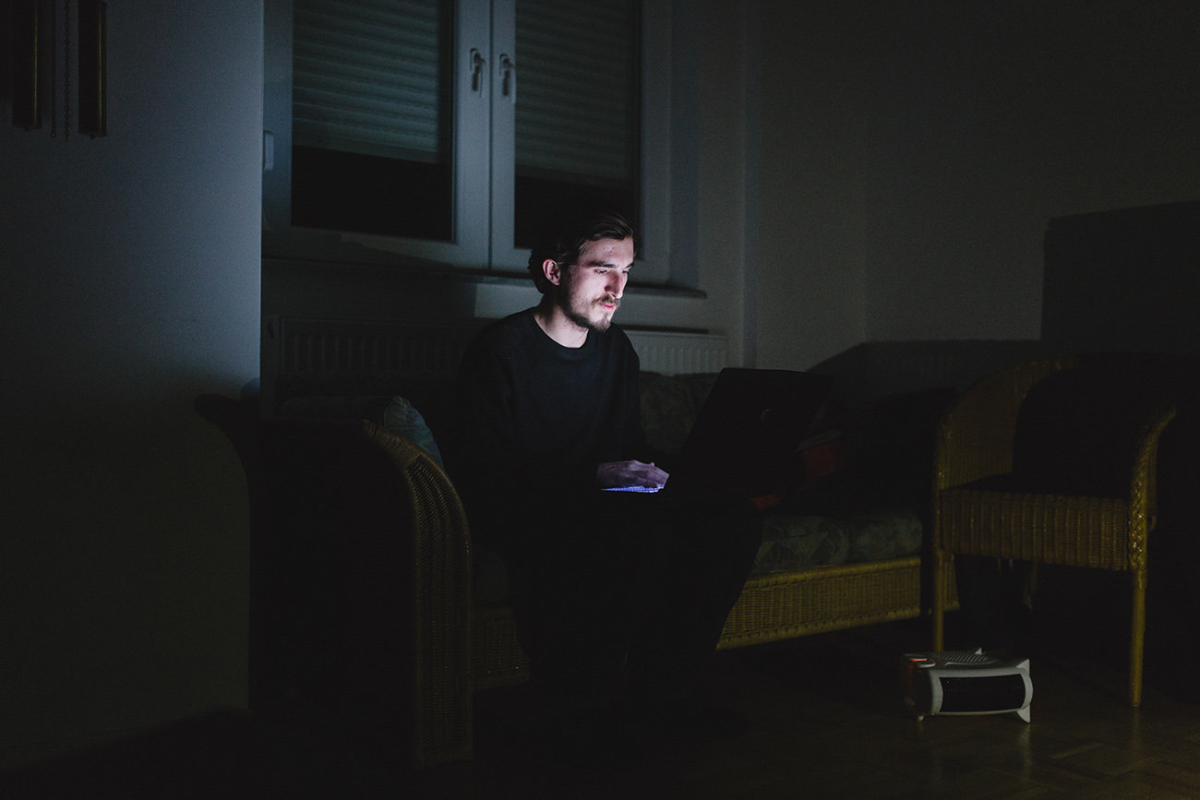 Flamur beim Arbeiten zu Hause