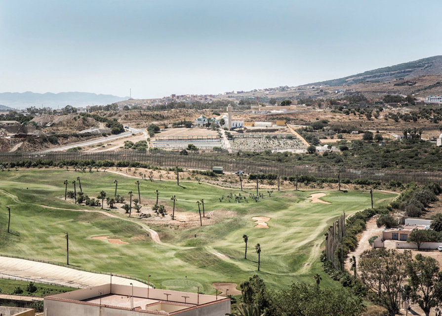 Golfplatz neben Grenzbefestigungsanlage der europäischen Außengrenze Spaniens zu Marokko in der spanischen Enklave Melilla, Juni 2012