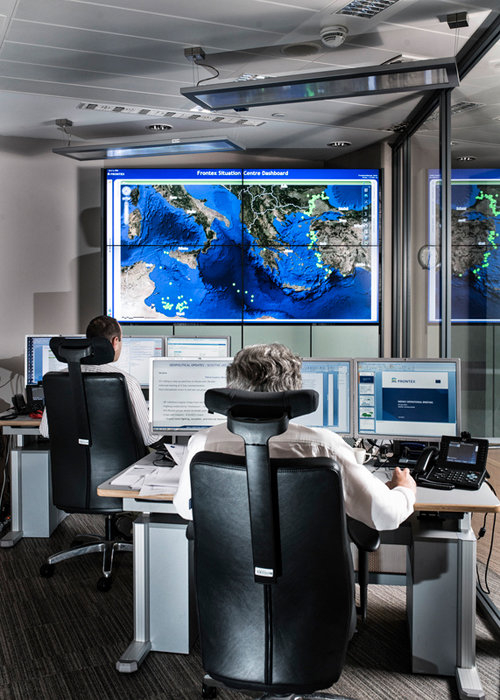 Juni 2014, Frontex-Hauptquartier in Warschau, Lagezentrum- Fünf Beamte überwachen das Mittelmeer