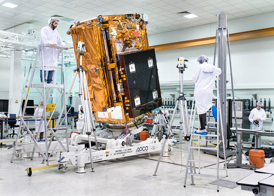 Satellit Sentinel 1, EU-Programm „Copernicus“. Das Erdbeobachtungssystem kann auch irreguläre Migration erkennen – November 2013, Rom, Italien.