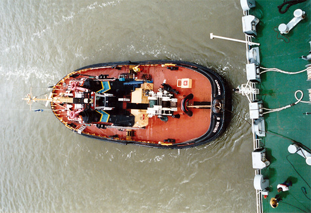 … übernehmen Schlepper die Leinen und bugsieren das Schiff aus dem Hafenbecken. Sind die anstrengenden europäischen Häfen …