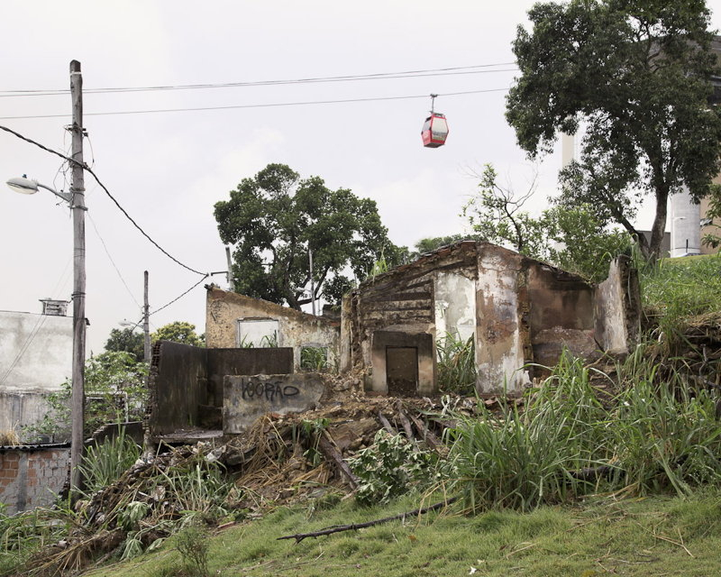 Complexo do Alemão, Rio de Janeiro: Abgerissenes Haus mit Blick auf die Gondelbahn Teleférico.