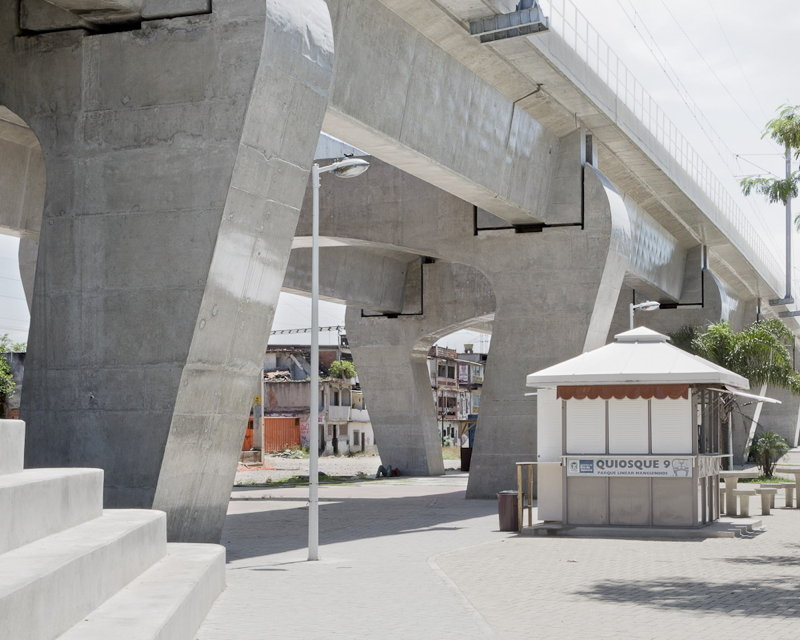 Manguinhos, Rio de Janeiro: Für den Bau einer Zuglinie in wurden in der Planungsphase viele Häuser unbewohnbar gemacht. Die endgültige Umsetzung fand einige Meter entfernt statt.