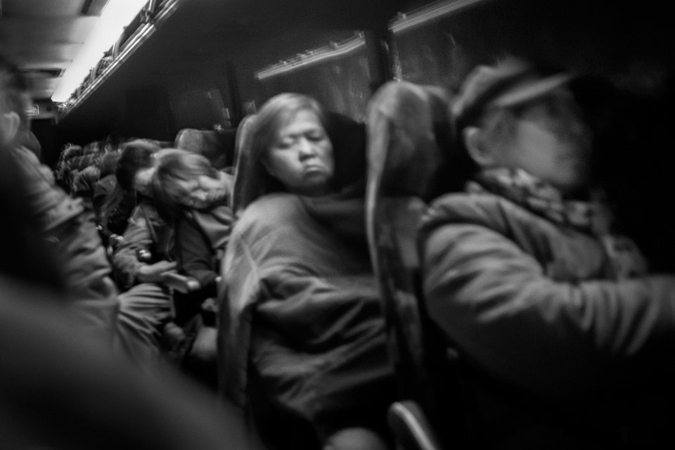 Ein Leben im Bus: Asiatische Migranten auf ihrem täglichen Weg ins Sands Casino in Bethlehem, Pennsylvania.