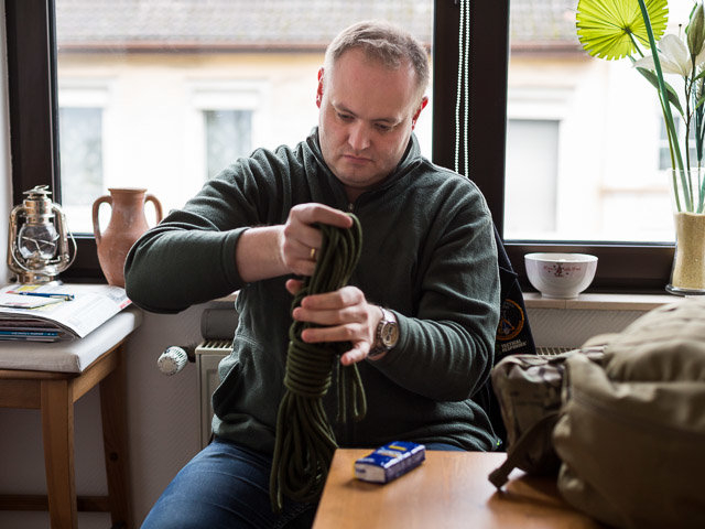 Den Rucksack, den er packt, hat er immer griffbereit – entweder in der Wohnung oder im Auto. Er nenn das sein „everyday carry“