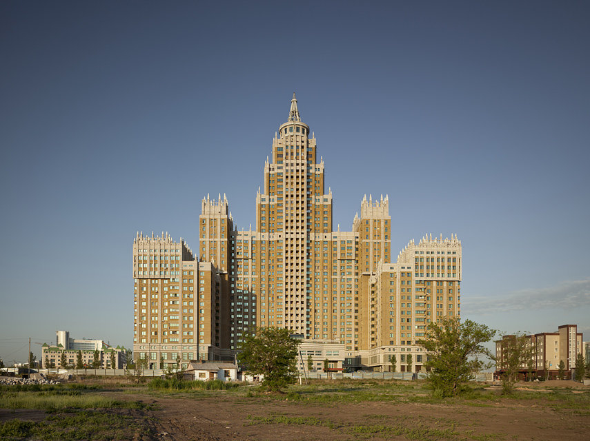 Einfach überragend: Gegen das „Triumph Astana“ wirken alle anderen Gebäude wie eine Bungalowsiedlung