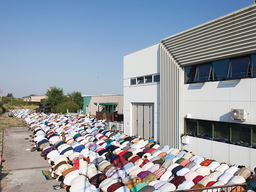 Open-Air-Andacht: Jeden Freitag rollen die Mitglieder der islamischen Gemeinde von Trevino ihre Gebetsteppiche auf dem Asphalt vor dem Gebäude aus.