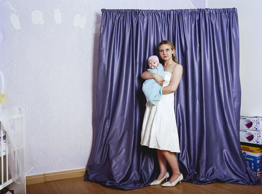 Um sich einer bestimmten Kultur anzunähern, so berichtet die Fotografin, bedarf es einer Auseinandersetzung mit Bedingungen und Hintergründen. Zentrales Mittel sei der persönliche Kontakt, denn nur wen man kenne, den könne man verstehen.