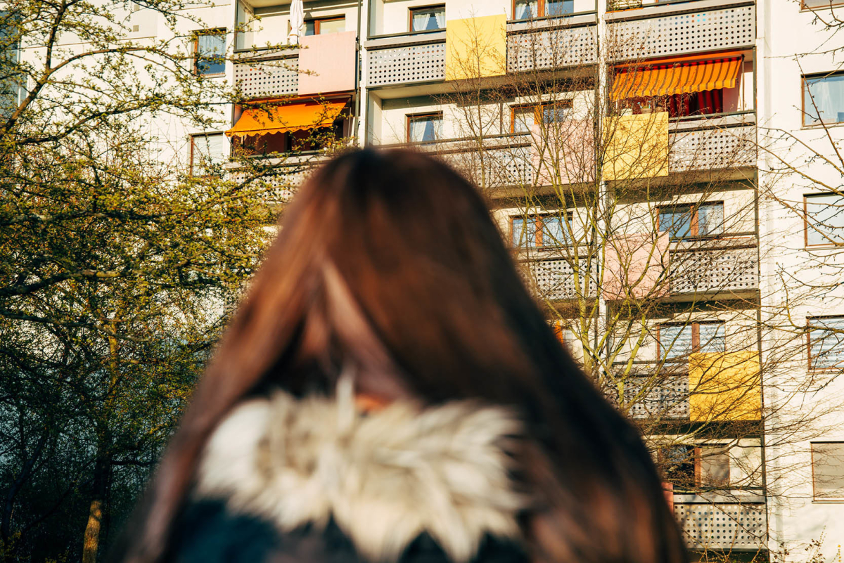 Celly vor ihrem Haus in Berlin-Hellersdorf Corona, Schule, Lockdown, Berlin-Hellersdorf