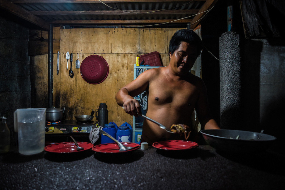 Manila Friedhof kochen auf dem Grab