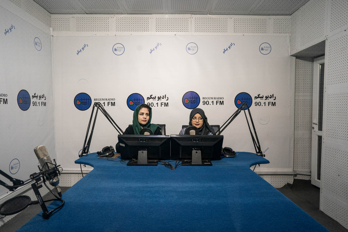 Sediqa Ahmadi gemeinsam mit Kollegin des Radiosenders Begum in einem Studio