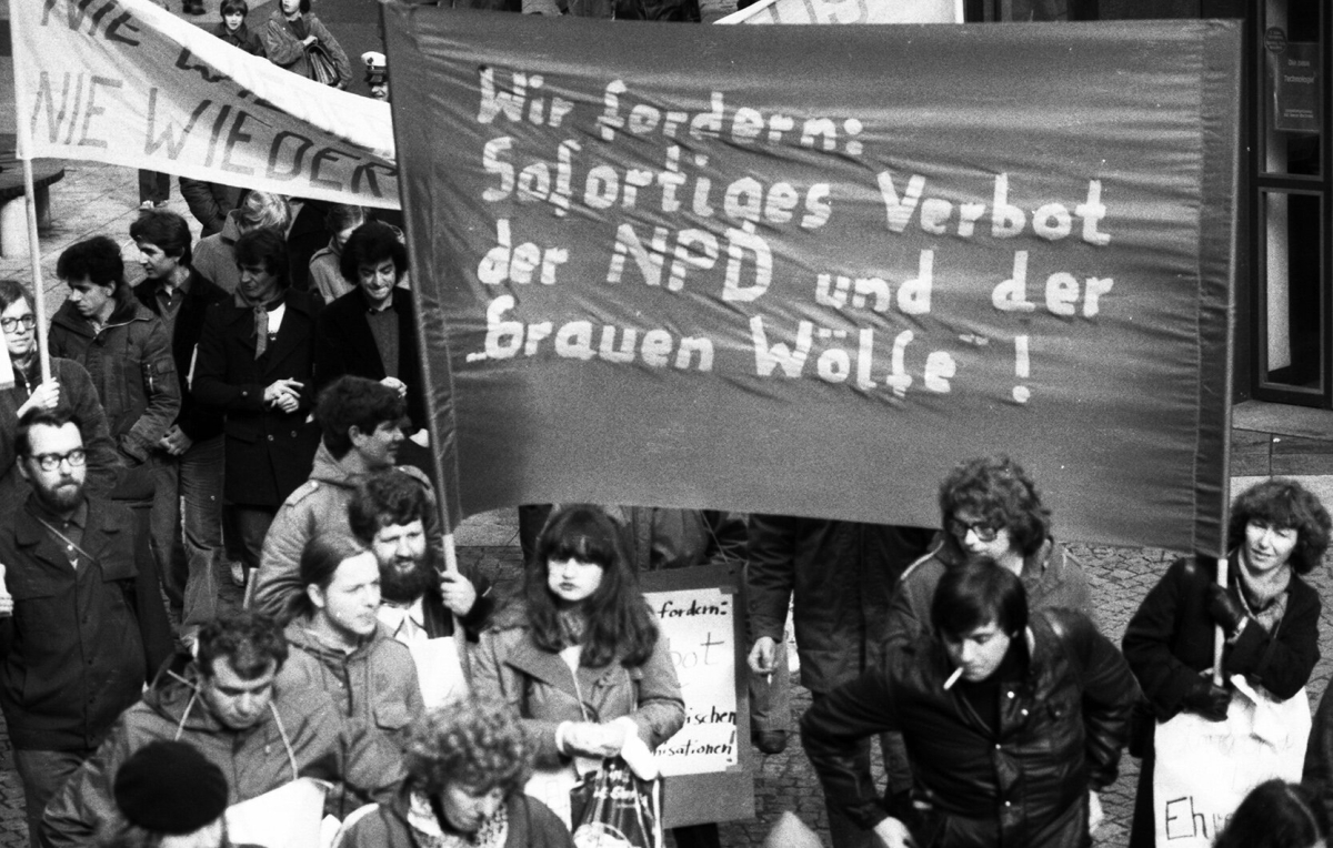 Demonstranten fordern am 01.03.1980 in Remscheid ein Verbot der "Graue Wölfe" und der NPD