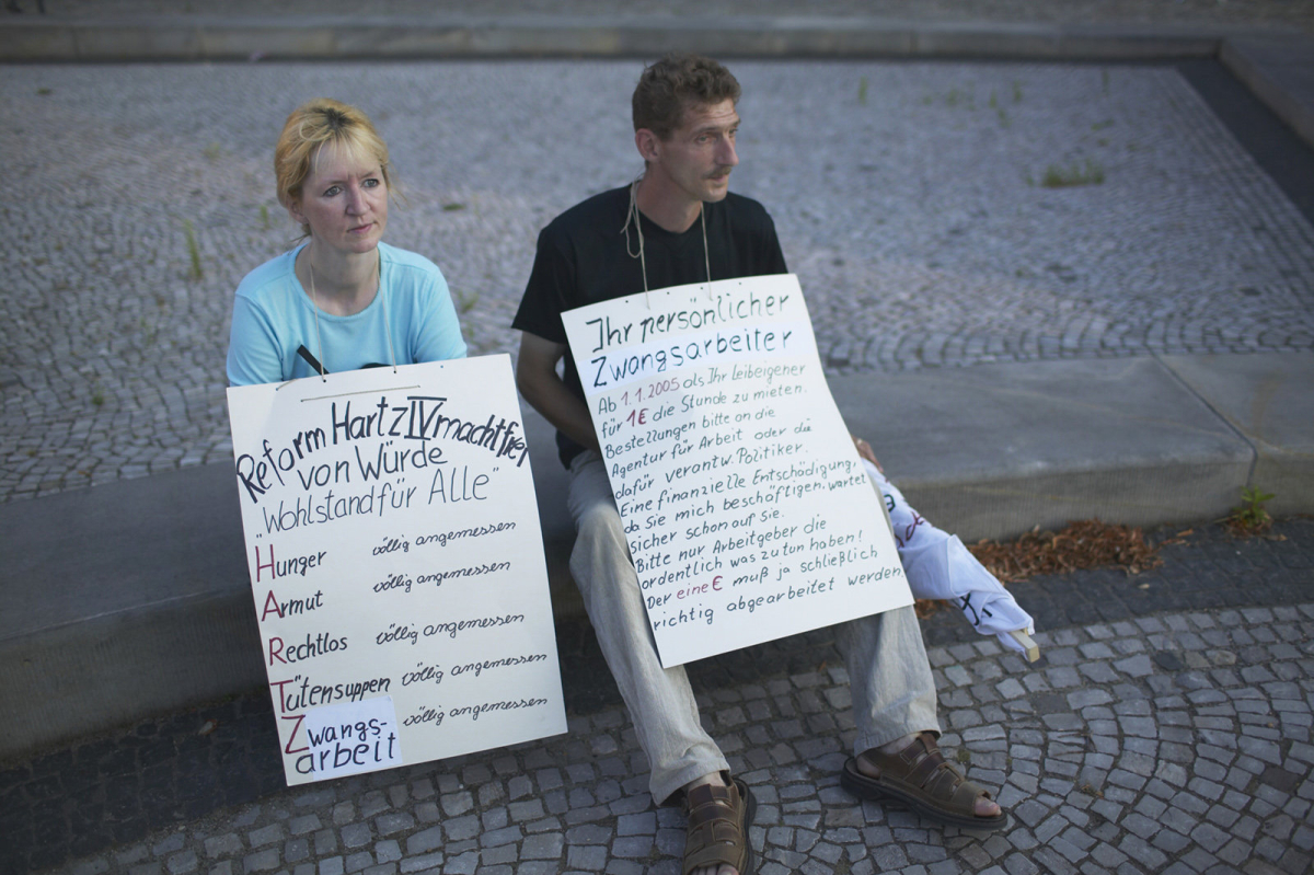 Montagsdemonstration (gegen Hartz IV), Magdeburg, Sachsen-Anhalt, August 2004 ( Foto: Maurice Weiss/OSTKREUZ )