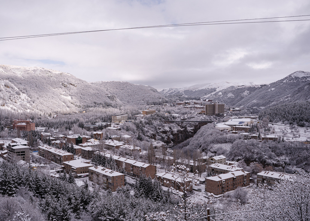 Blick auf Jermuk. Häuser der Bewohner, Hotels und Sanatorien