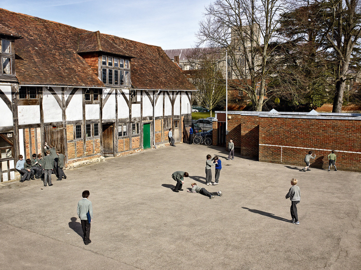 Kinder spielen auf einem Schulhof in Großbritannien Kinder spielen auf einem Schulhof in Großbritannien