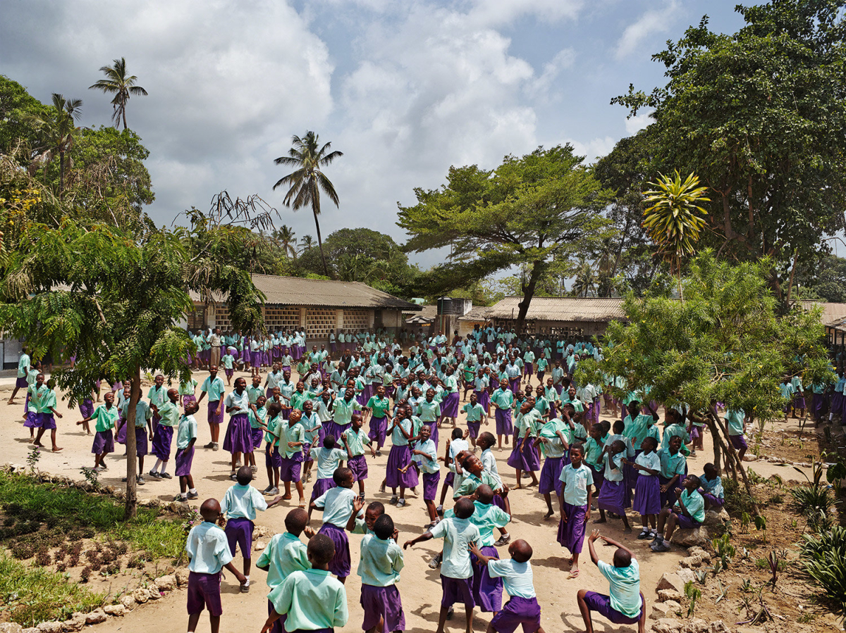Schüler spielen auf einem Pausenhof in Kenia Schüler spielen auf einem Pausenhof in Kenia