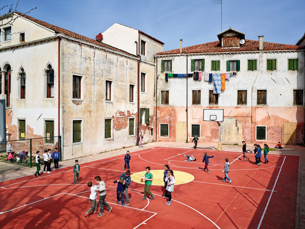 Schüler spielen auf einem Pausenhof in Italien Schüler spielen auf einem Pausenhof in Italien