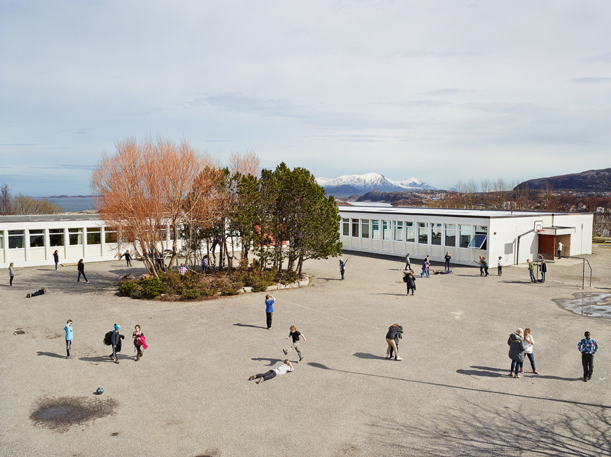 Kinder spielen auf einem Schulhof in Norwegen Kinder spielen auf einem Schulhof in Norwegen