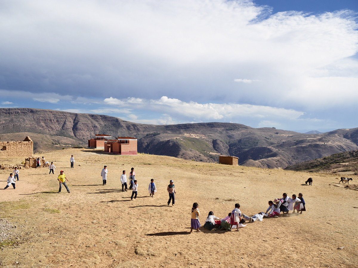Kinder spielen auf einem Schulhof in Bolivien Kinder spielen auf einem Schulhof in Bolivien