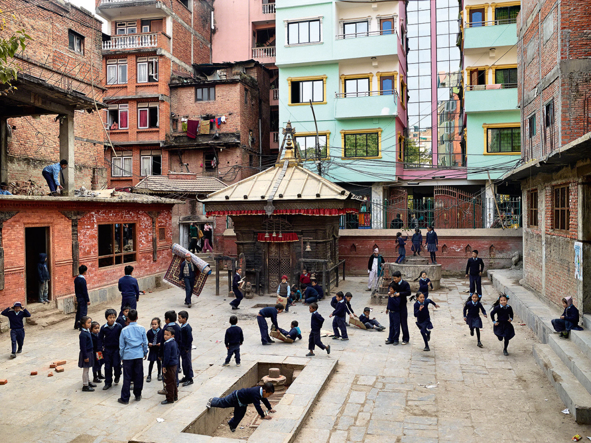 Kinder spielen auf einem Schulhof in Nepal Kinder spielen auf einem Schulhof in Nepal