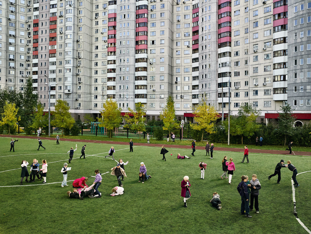 Kinder spielen auf einem Schulhof in Russland Kinder spielen auf einem Schulhof in Russland