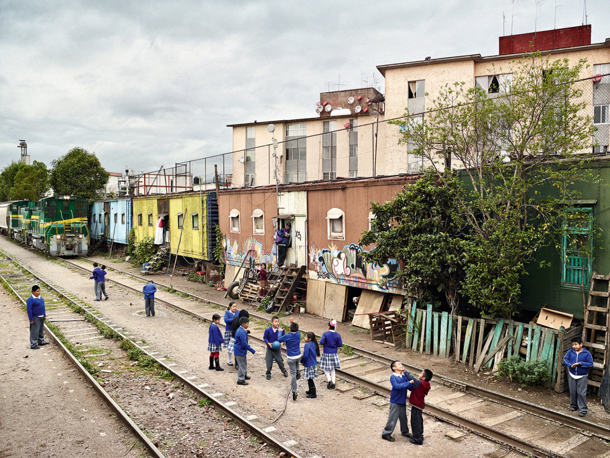 Kinder spielen auf einem Schulhof in Mexiko Kinder spielen auf einem Schulhof in Mexiko