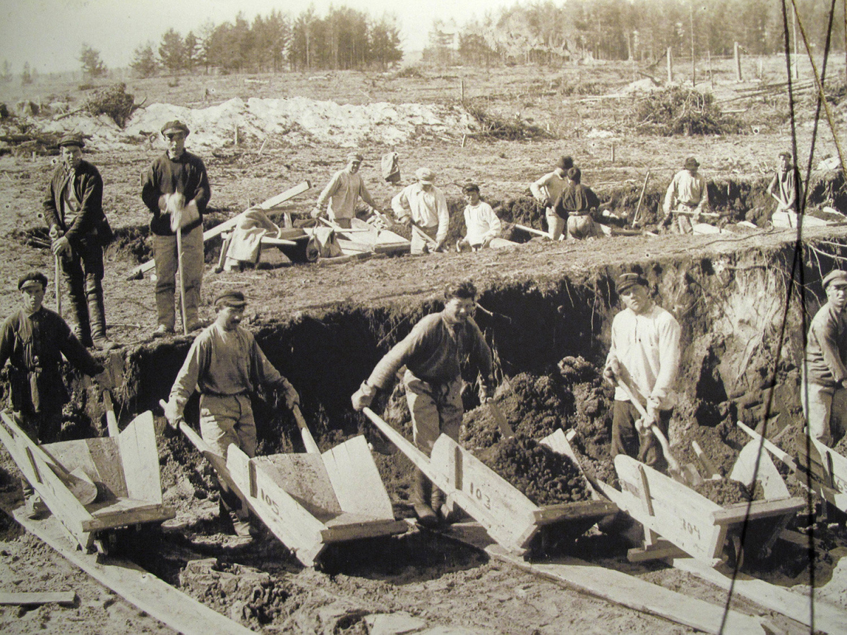 Häftlinge bei der Arbeit