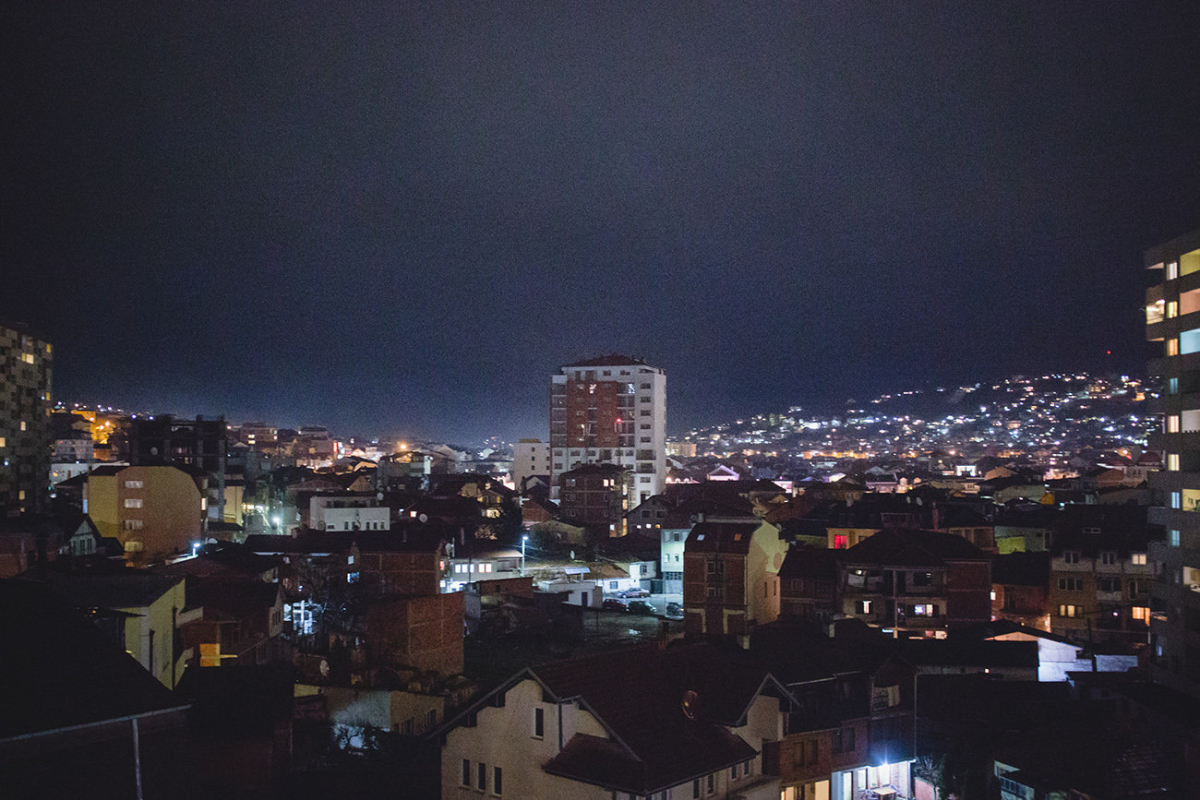 Pristina bei Nacht