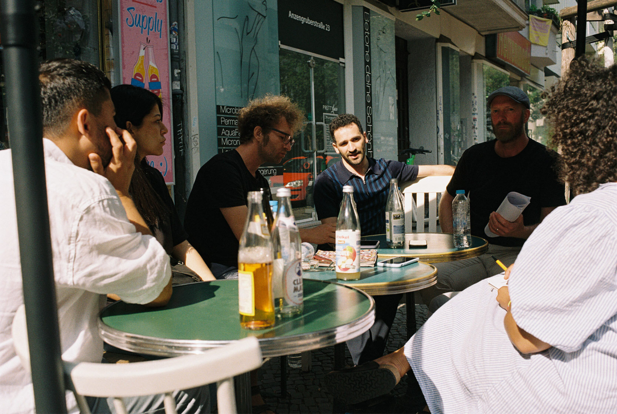 fluter-Runde auf dem Bürgersteig vor Mustafas Anzen-Späti