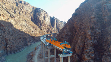 Baustelle der von China in Kirgisistan gebauten Nord-Süd-Autobahn