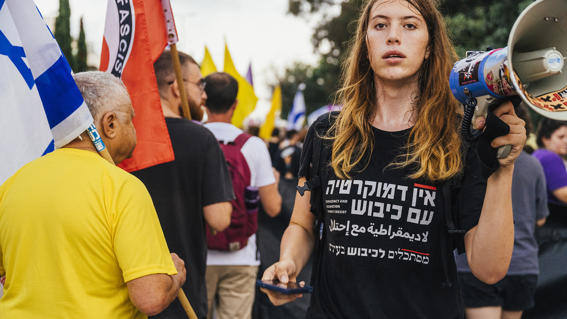 Yona mit einem Megafon auf einer Demonstration