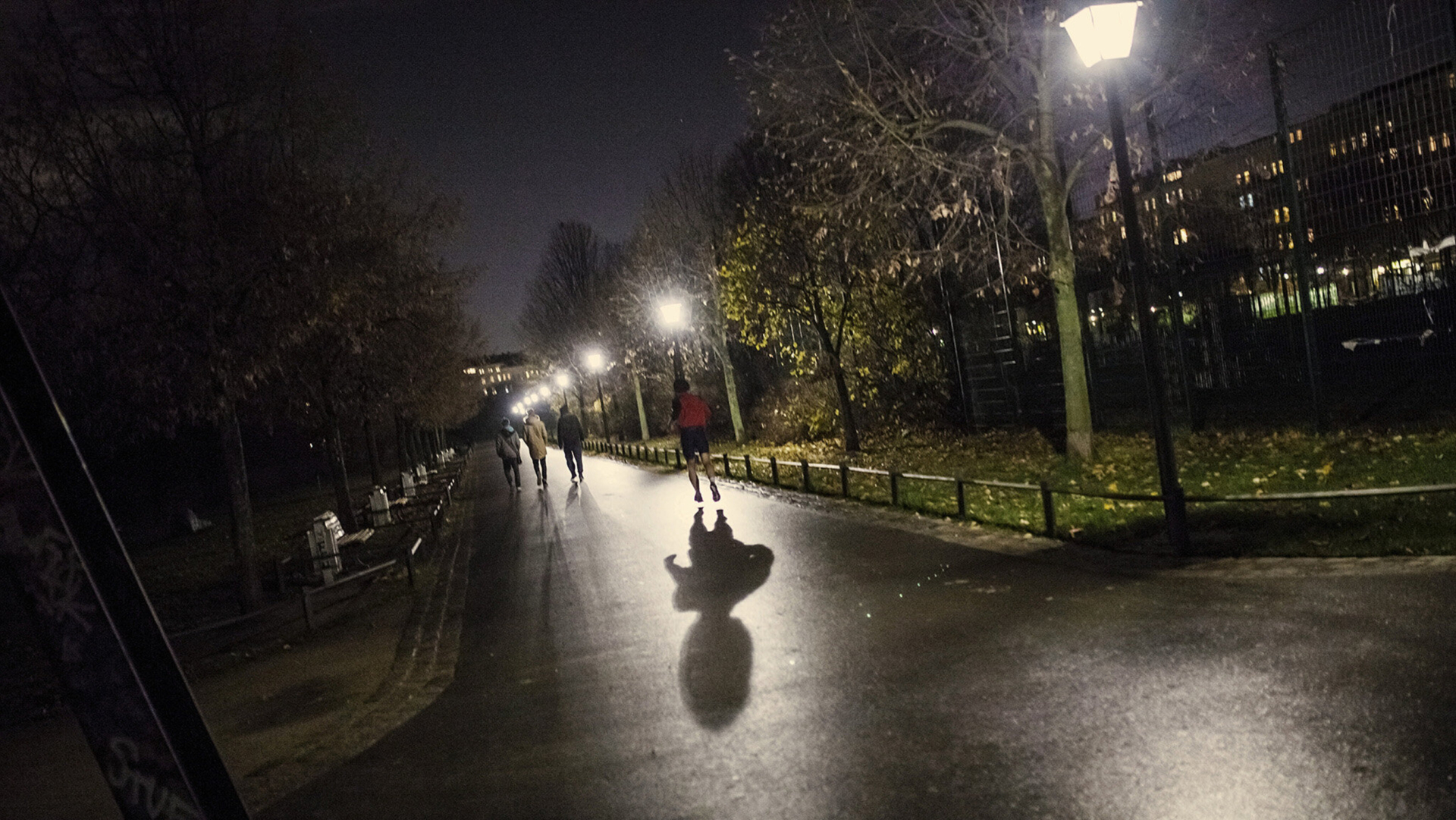 Menschen laufen durch den dunklen Görlitzer Park in Berlin