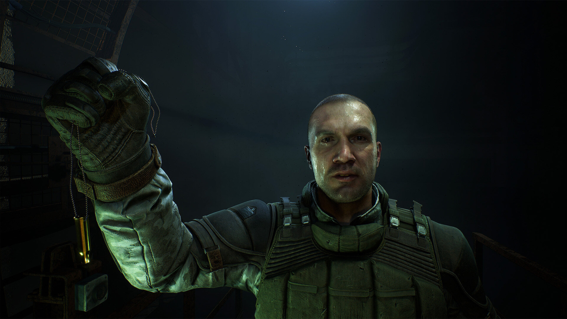Screenshot aus S.T.A.L.K.E.R. 2, ein Soldat hält eine Kette mit Patronenhülse hoch Screenshot aus S.T.A.L.K.E.R. 2, ein Soldat hält eine Kette mit Patronenhülse hoch