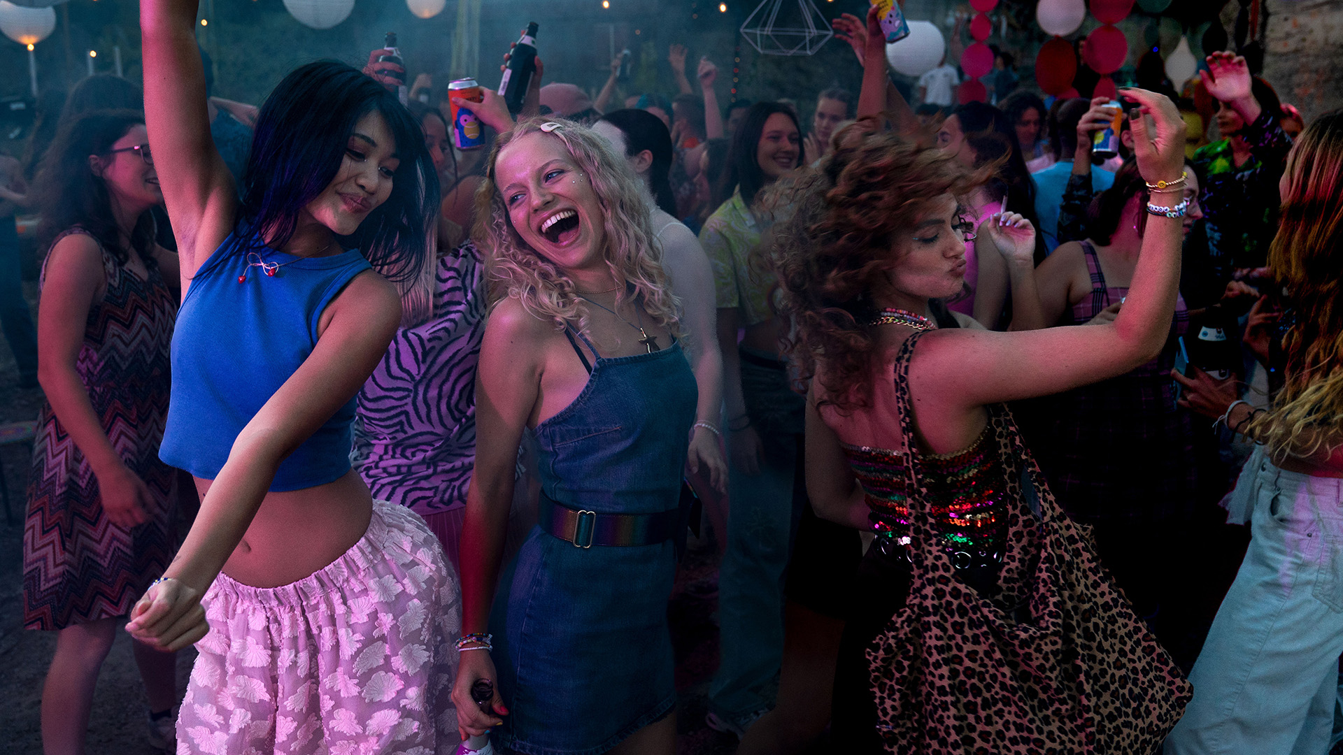 Lena (Nhung Hong), Inken (Kya-Celina Barucki) und Vicky (Julia Novohradsky) beim Tanzen