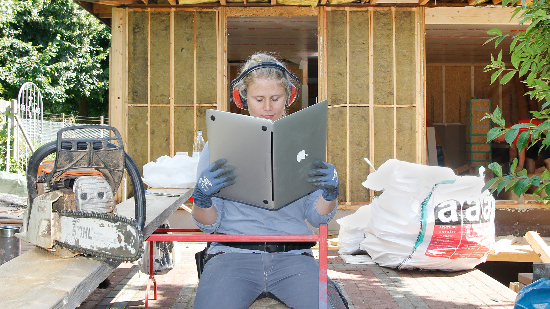 Frau liest in einem macBook wie in einem Buch 