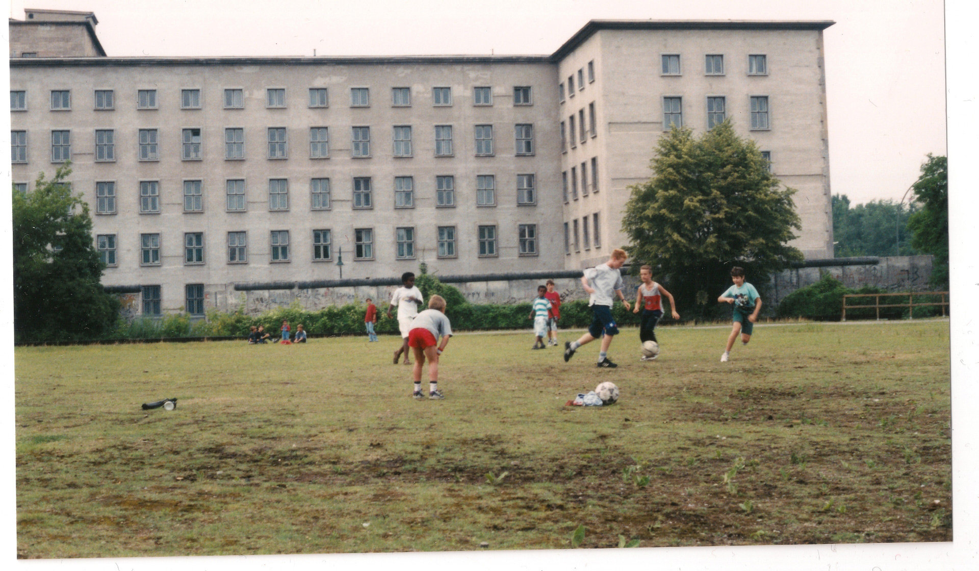 Fußball spielende Kinder an der Berliner Niederkirchner Straße