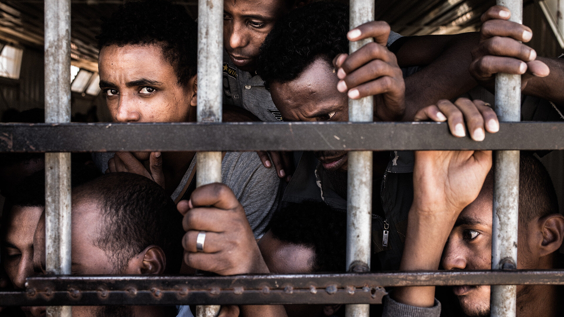 Inhaftierte Männer aus Eritrea in einer Zelle in einem Haftzentrum in der Nähe von Gharyan, Libyen Inhaftierte Männer aus Eritrea in einer Zelle in einem Haftzentrum in der Nähe von Gharyan, Libyen