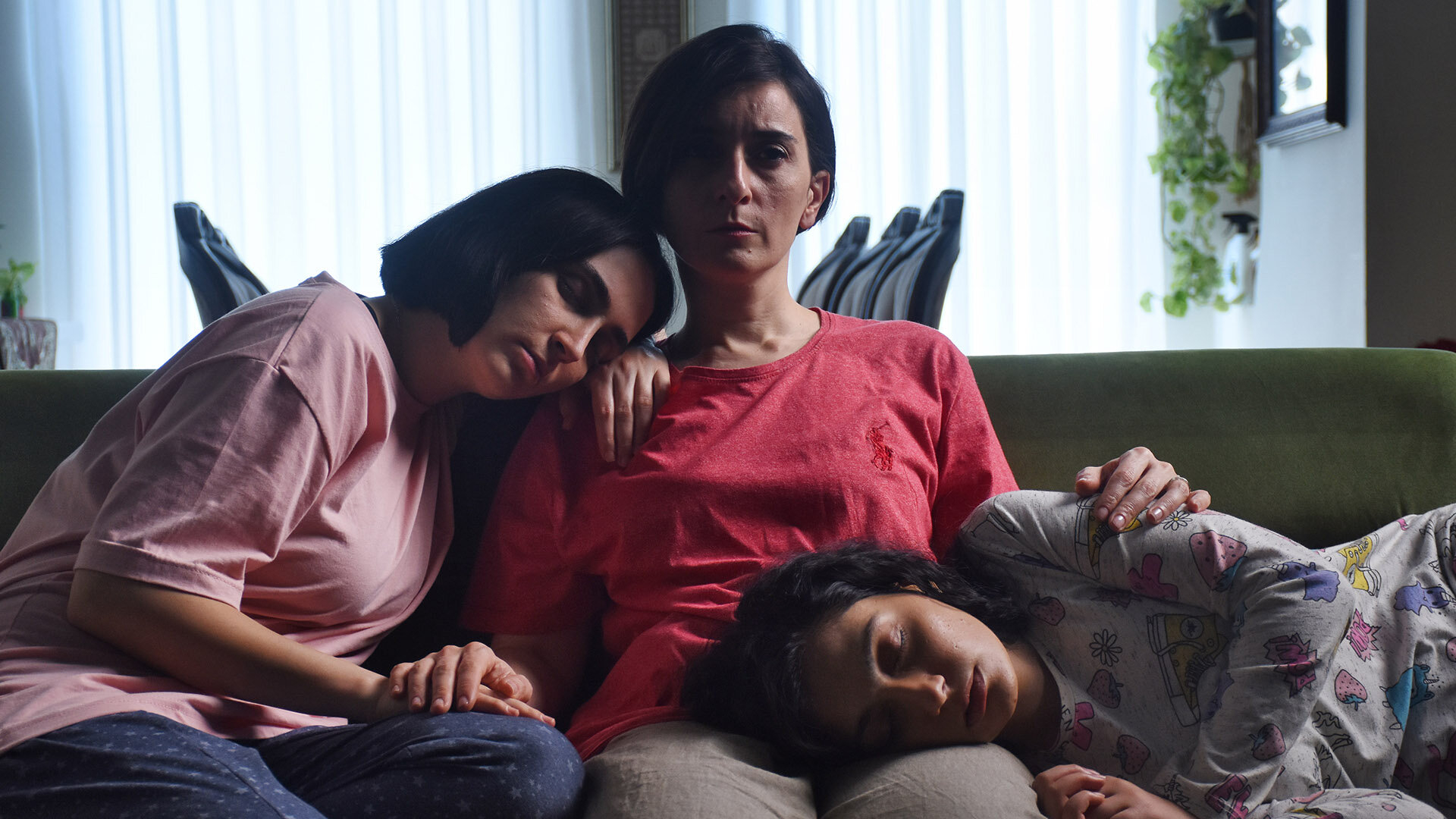 Mahsa Rostami, Soheila Golestani und Setareh Maleki in DIE SAAT DES HEILIGEN FEIGENBAUMS Mahsa Rostami, Soheila Golestani und Setareh Maleki in DIE SAAT DES HEILIGEN FEIGENBAUMS