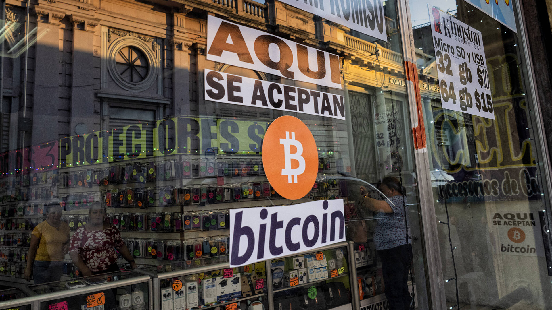 Geschäft mit Bitcoin Zeichen im Schaufenster in El Salvador Geschäft mit Bitcoin Zeichen im Schaufenster in El Salvador